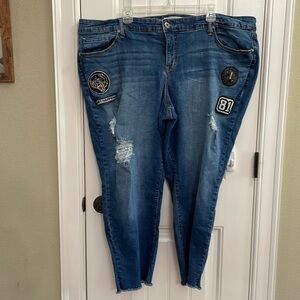 🥰Women’s TORRID Boyfriend fit patch denim jeans.  26